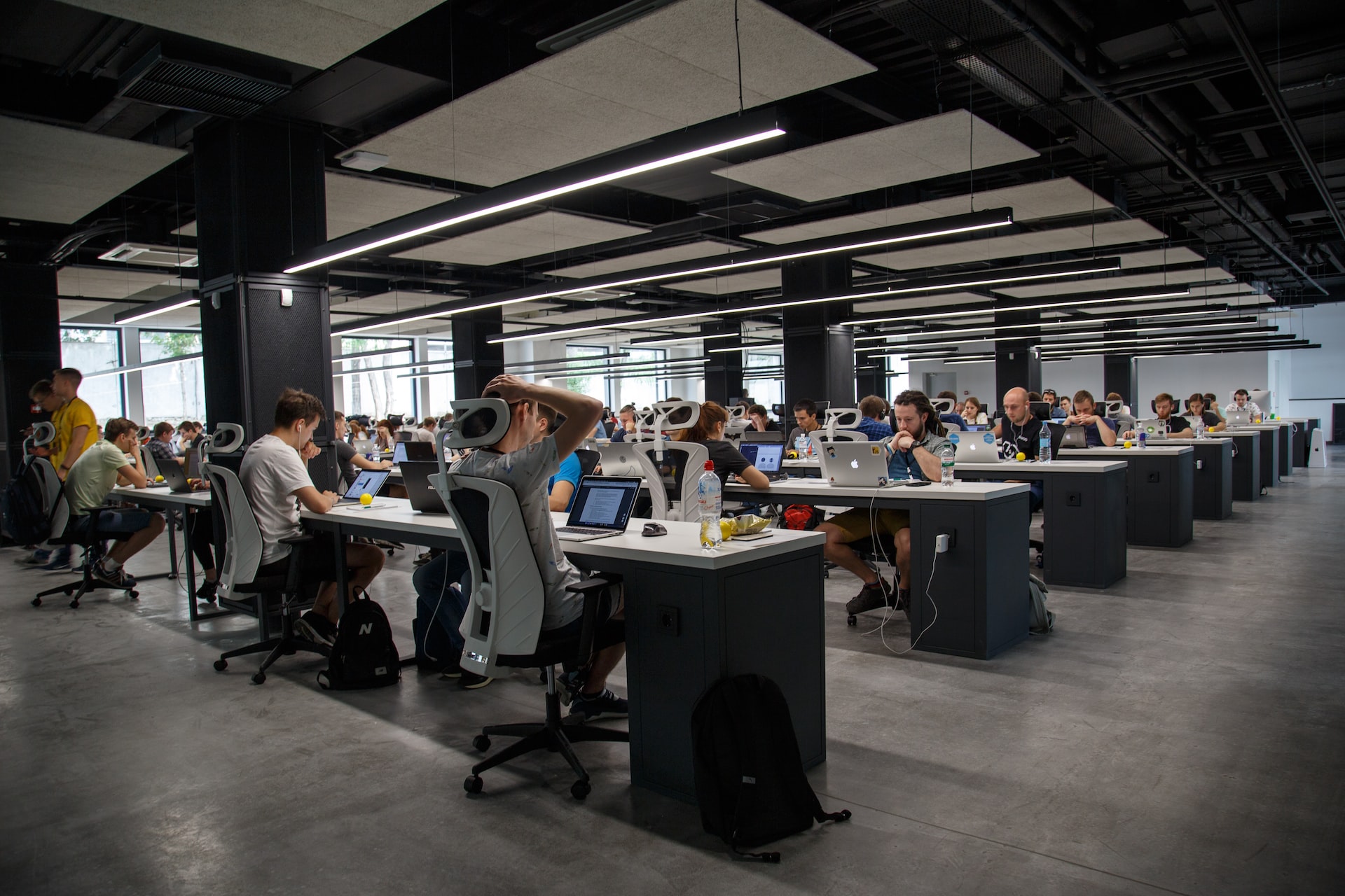 wide-shot-of-a-hot-desking-and-co-working-office