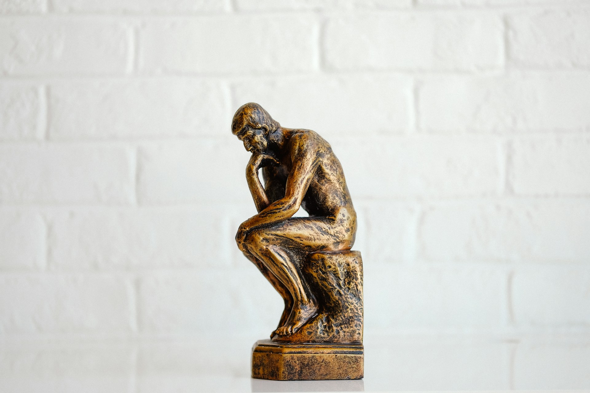image-of-a-small-statue-of-the-thinker-introverted-and-reflecting